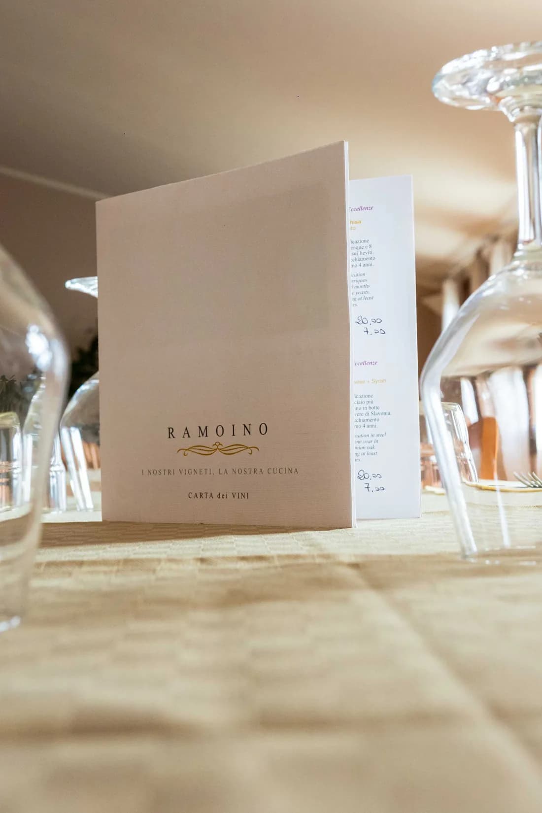 La carta dei vini Ramoino sulla tavola apparecchiata
