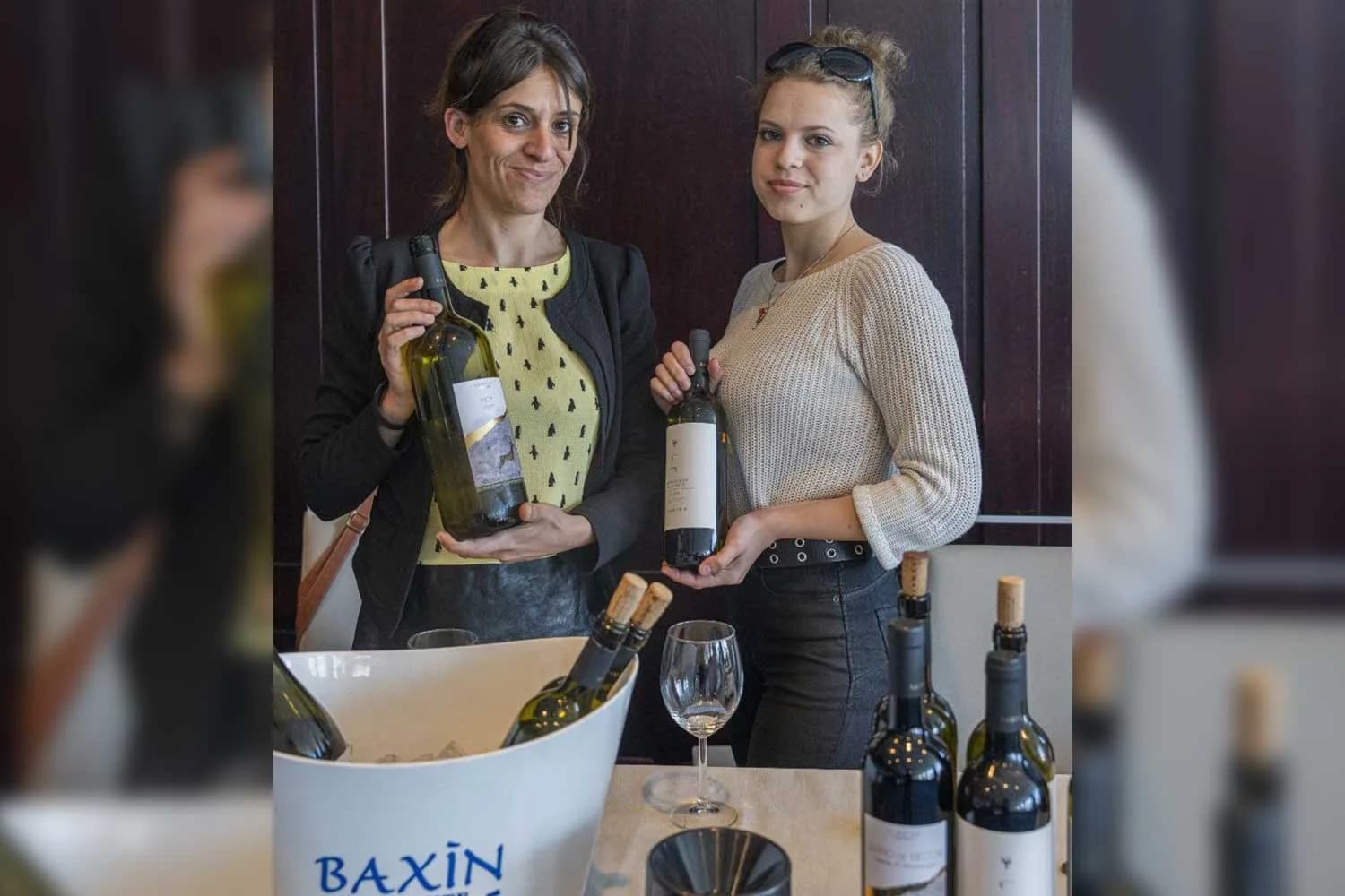 Fabiana Ramoino con le bottiglie della cantina durante una degustazione