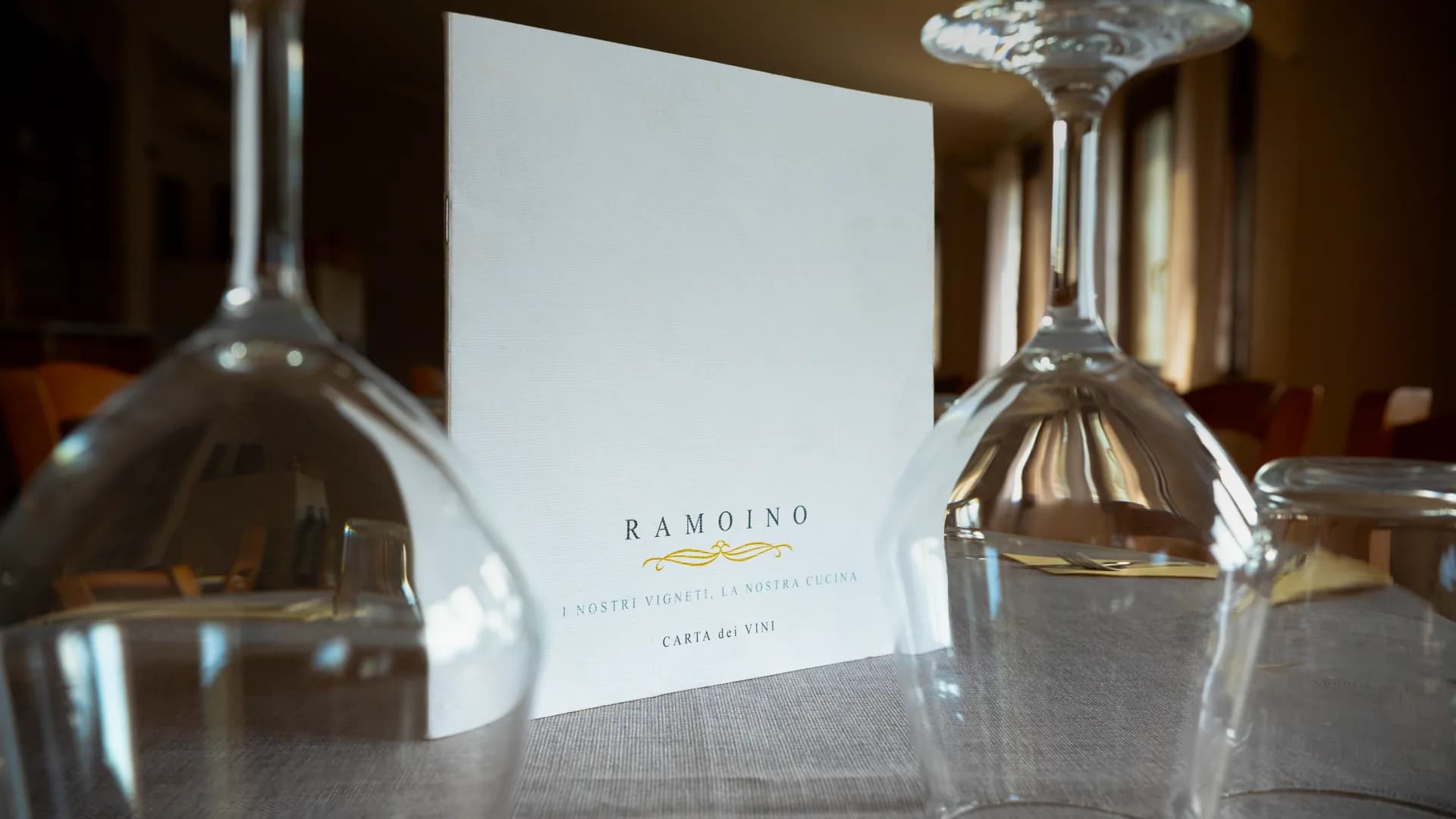 Calici e carta dei vini sulla tavola del ristorante Ramoino